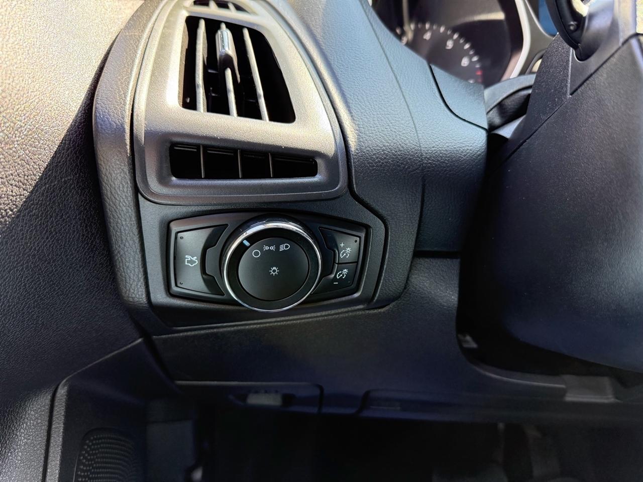 Ford Focus 4dr Sdn S 2014