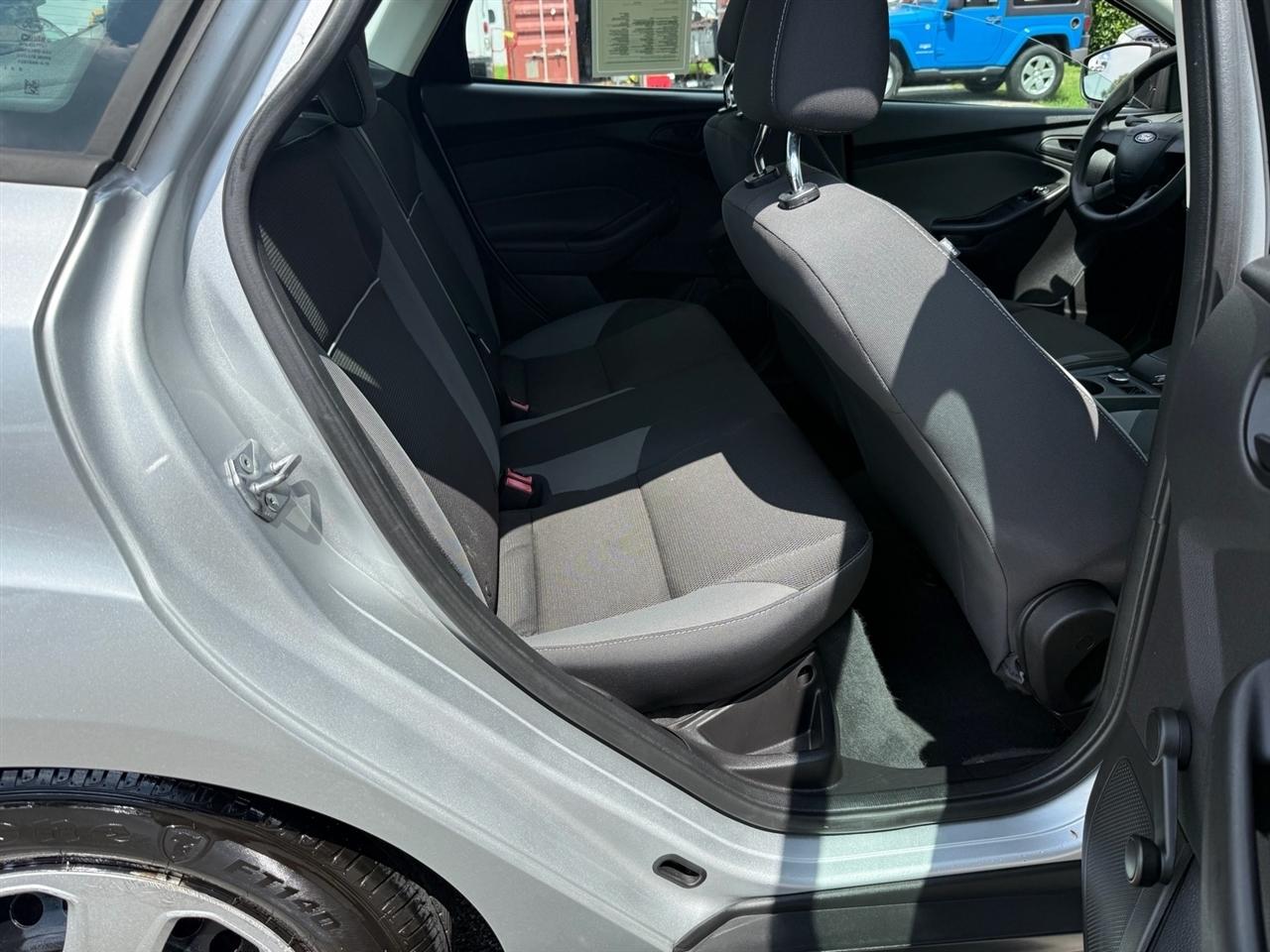 Ford Focus 4dr Sdn S 2014