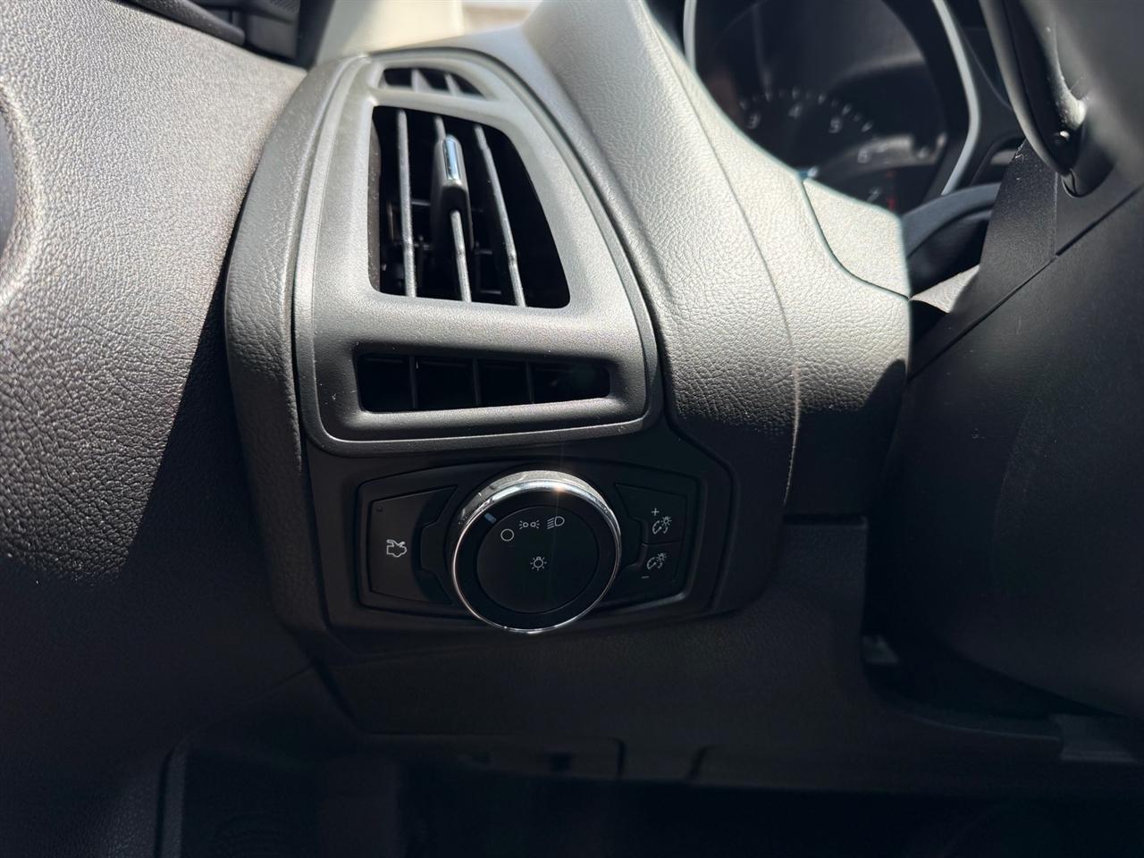 Ford Focus 4dr Sdn S 2014