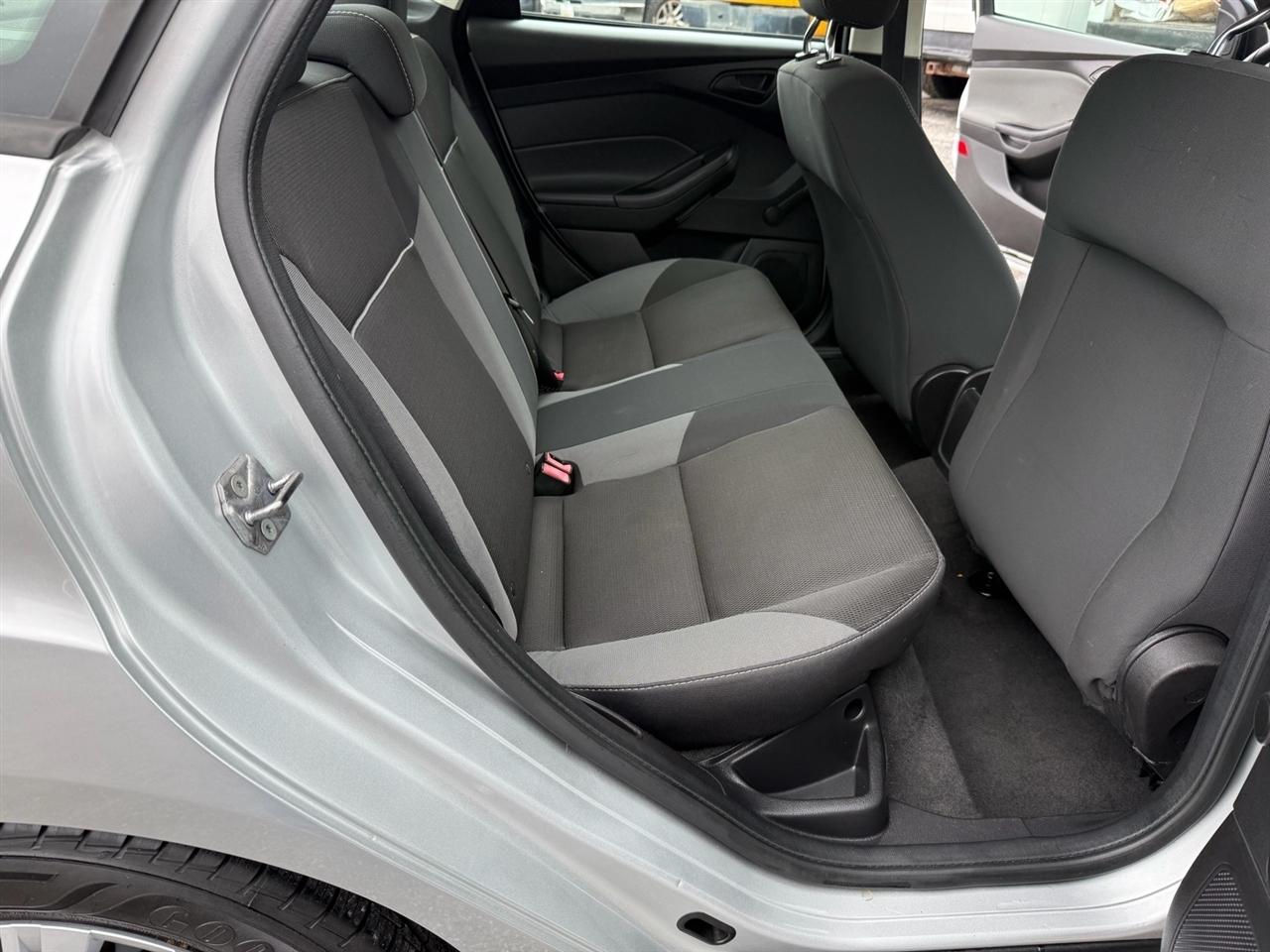 Ford Focus 4dr Sdn S 2013