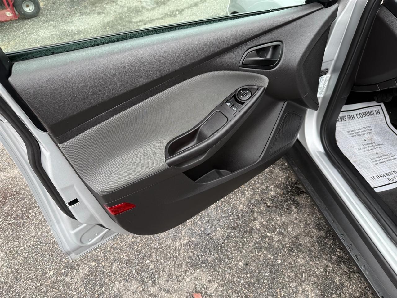 Ford Focus 4dr Sdn S 2013