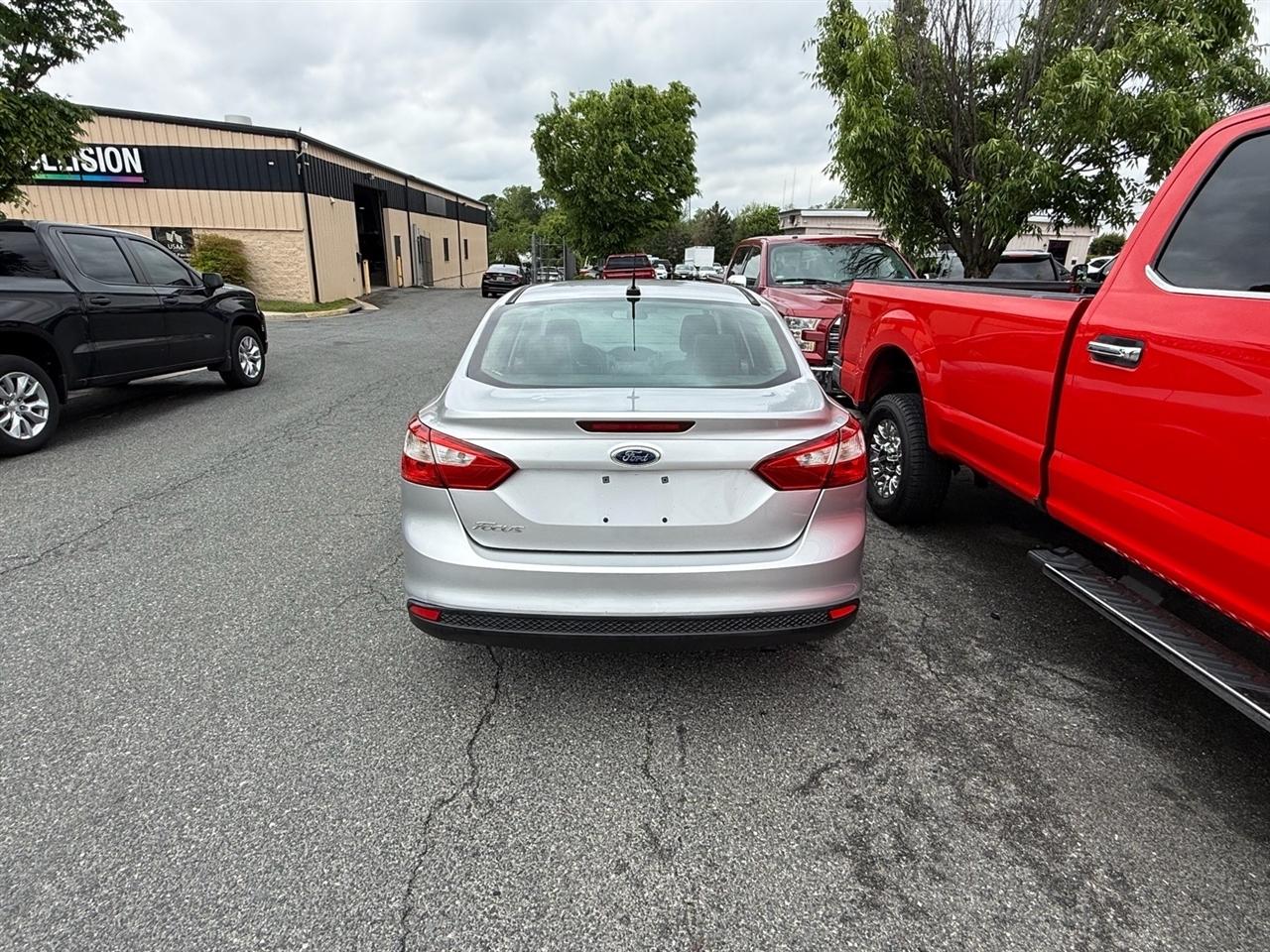 Ford Focus 4dr Sdn S 2013