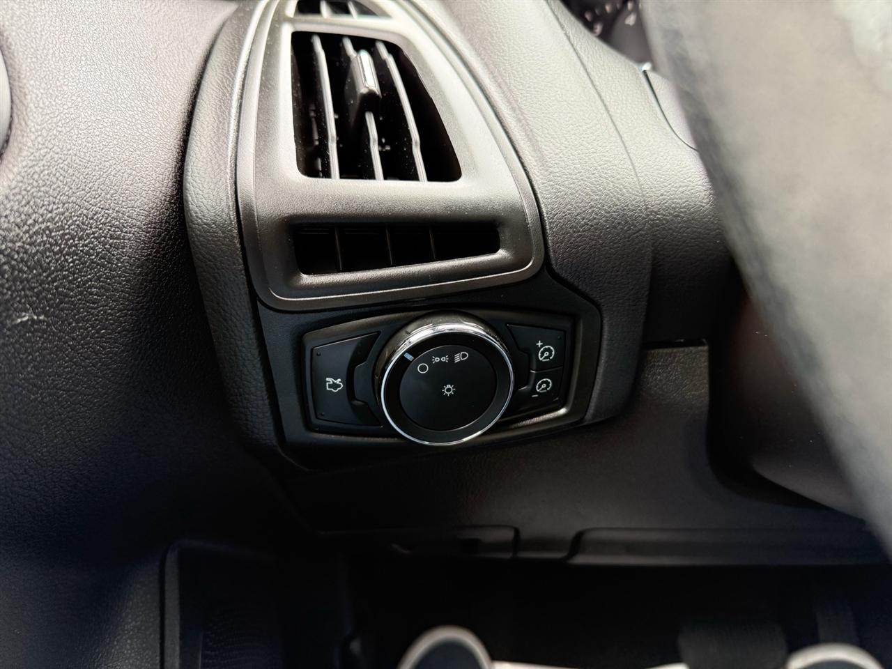 Ford Focus 4dr Sdn S 2013