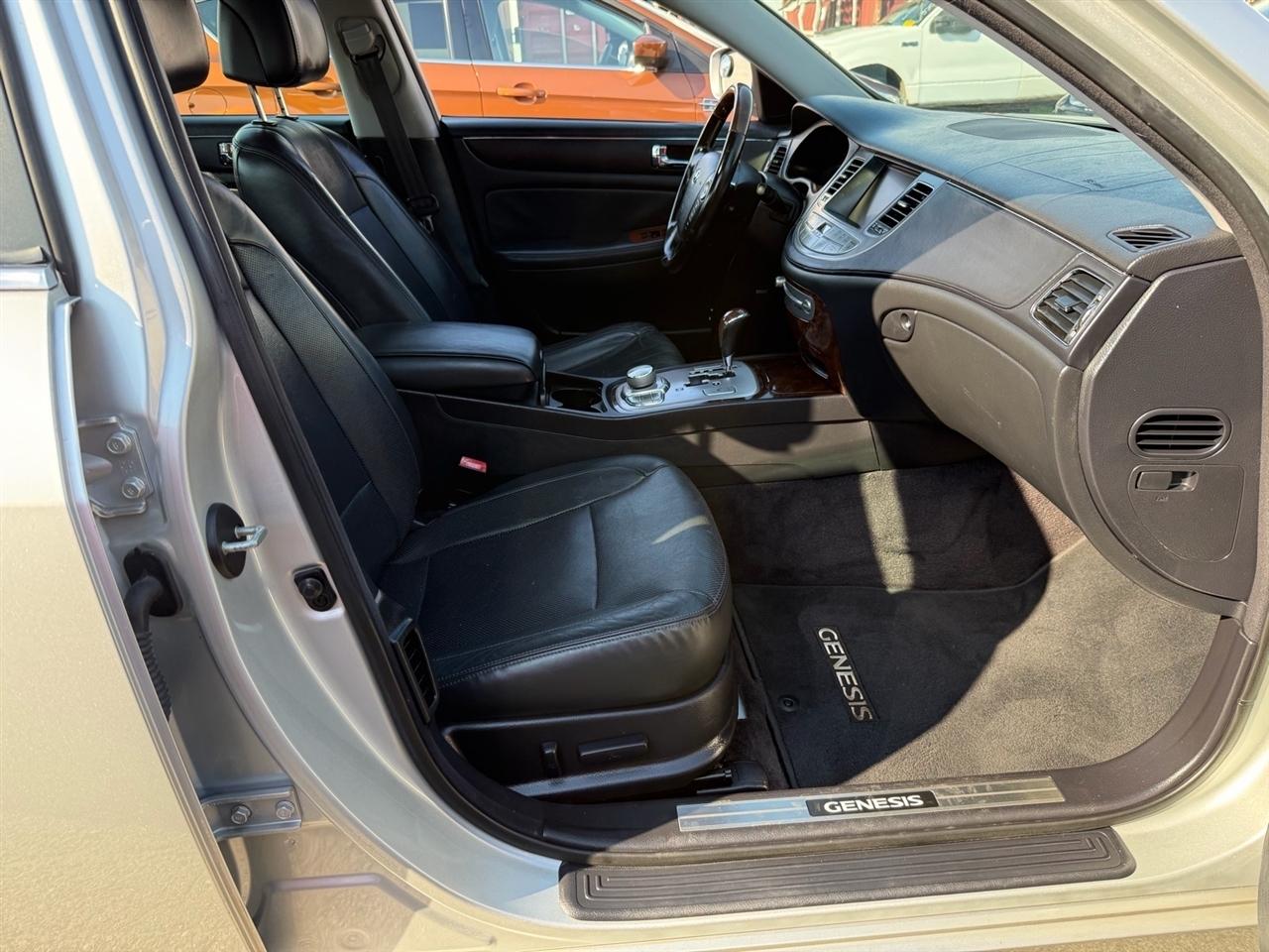Hyundai Genesis 4dr Sdn V8 2011