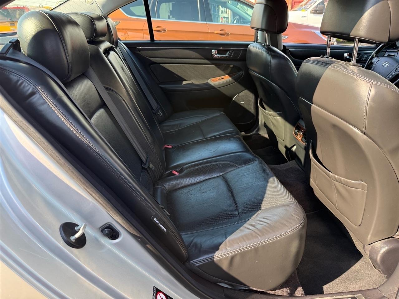 Hyundai Genesis 4dr Sdn V8 2011