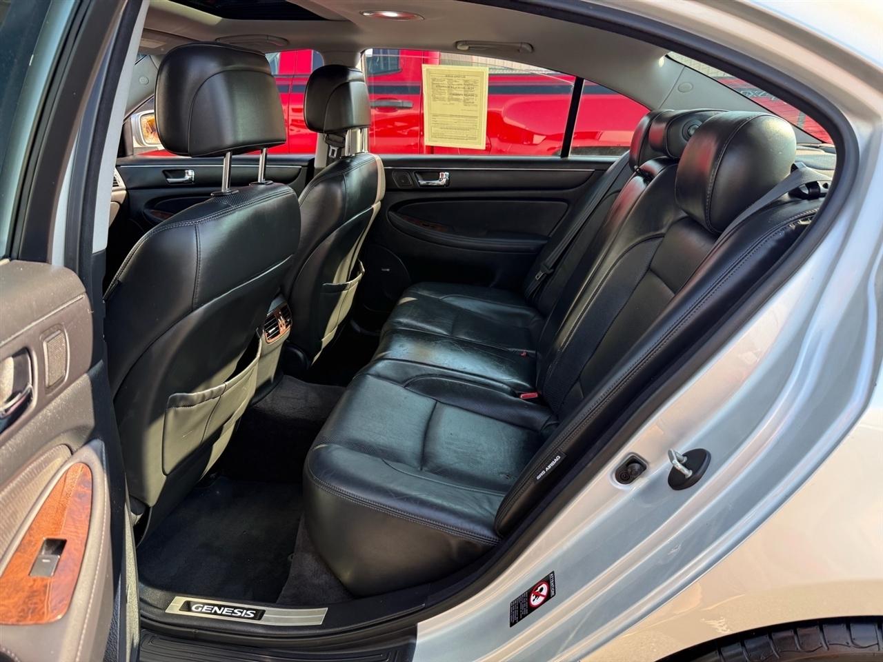 Hyundai Genesis 4dr Sdn V8 2011