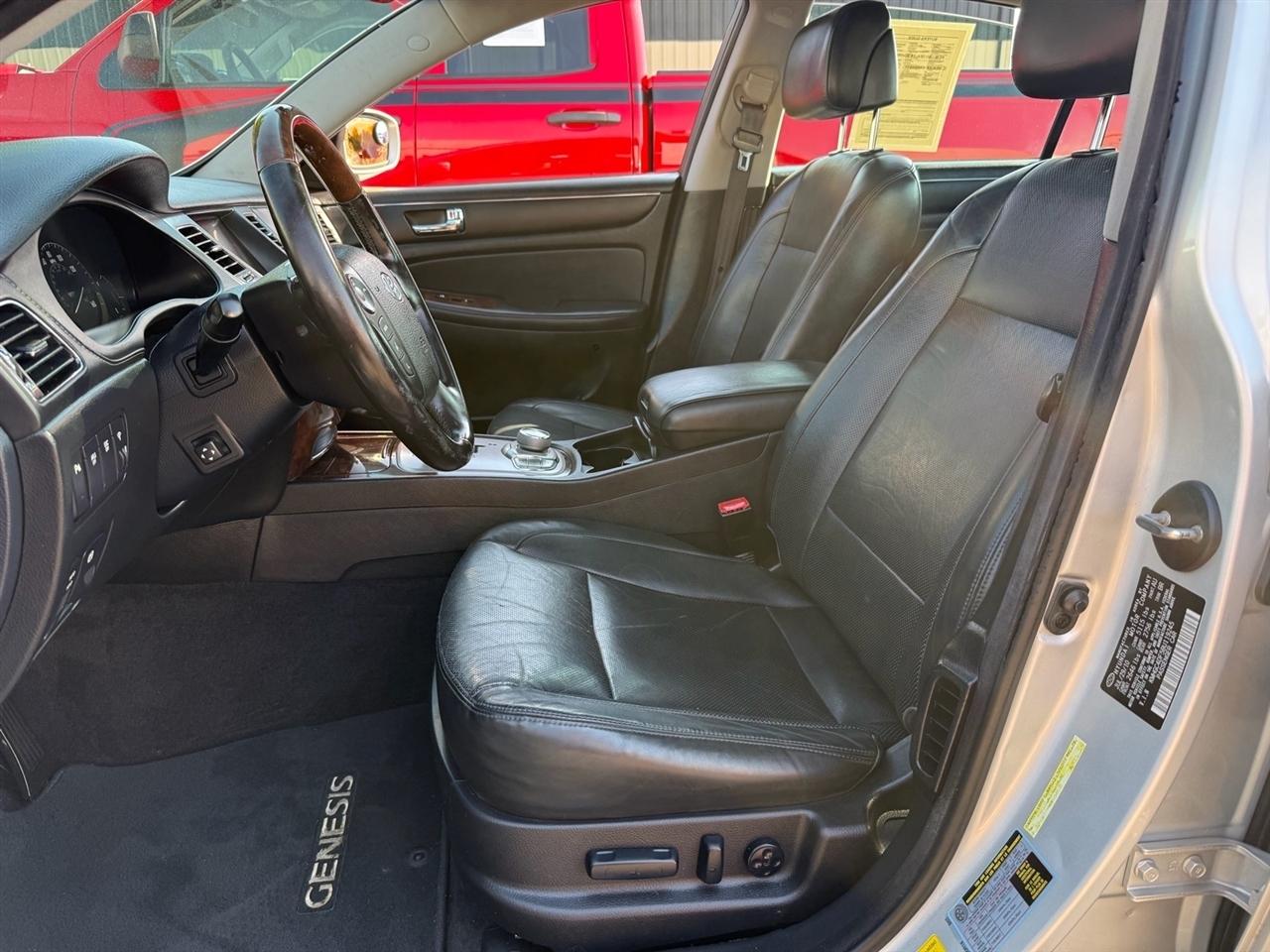 Hyundai Genesis 4dr Sdn V8 2011