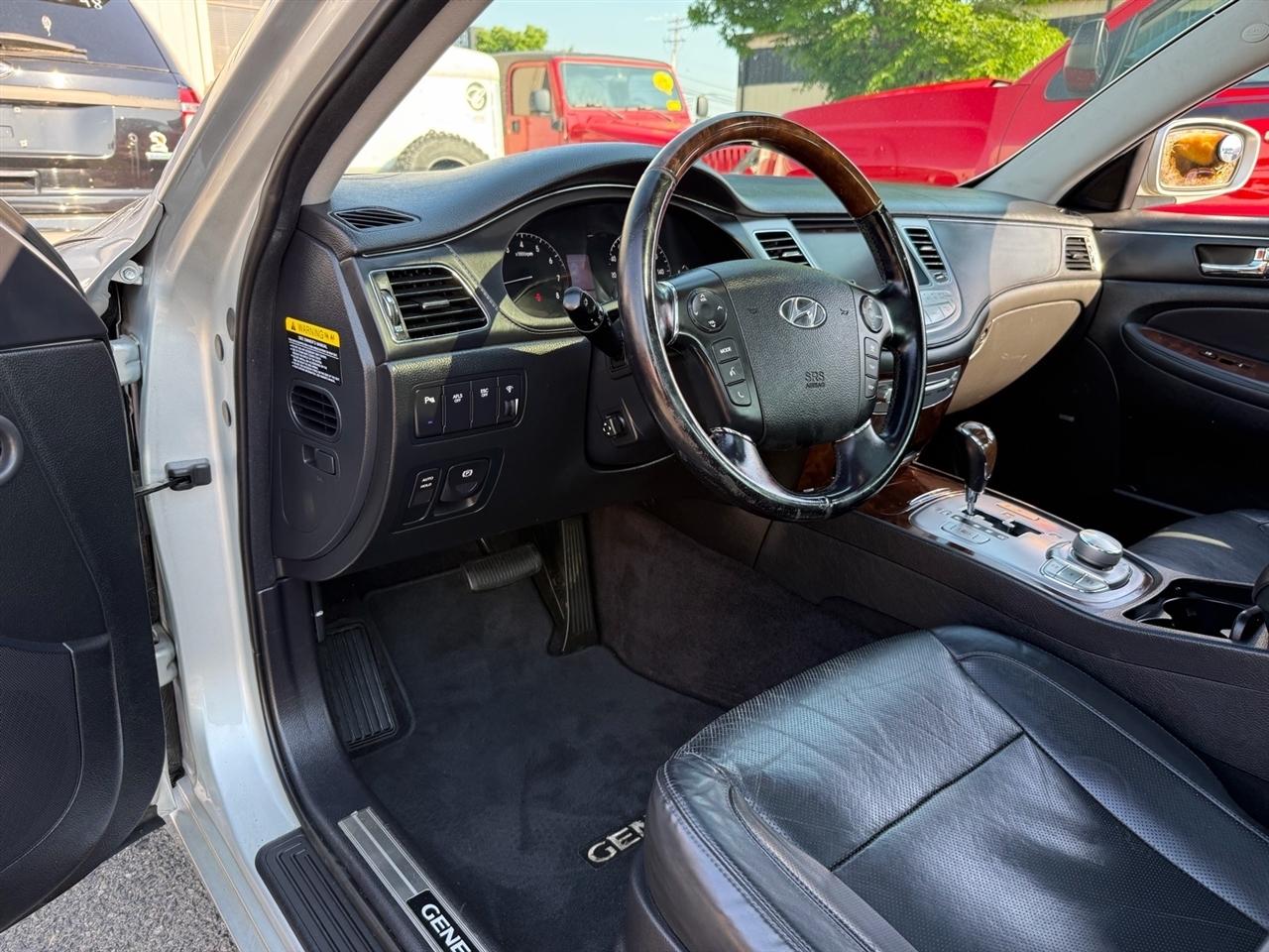 Hyundai Genesis 4dr Sdn V8 2011
