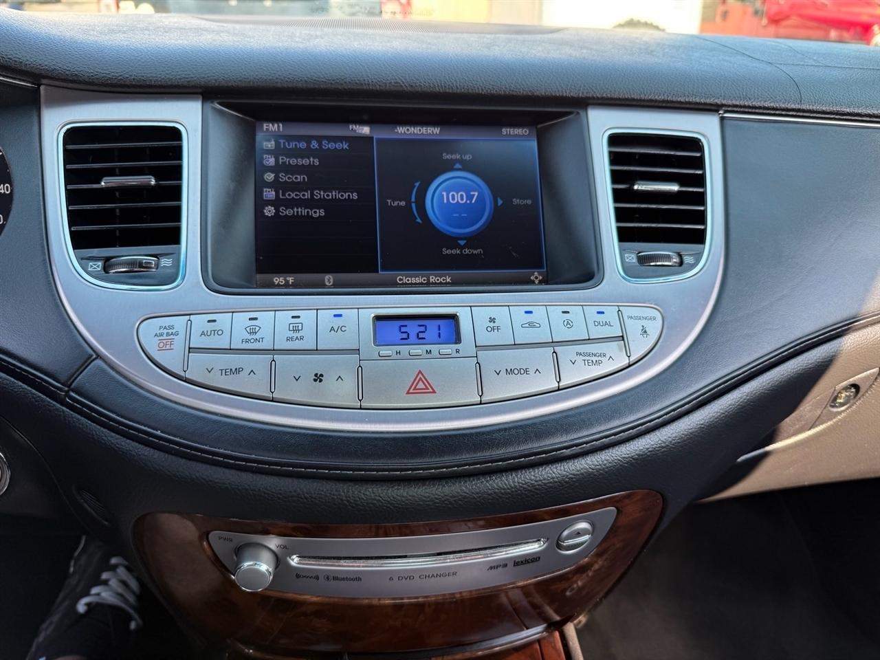 Hyundai Genesis 4dr Sdn V8 2011