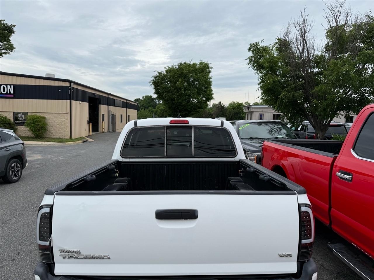 Toyota Tacoma 4WD Double Cab V6 AT (Natl) 2015