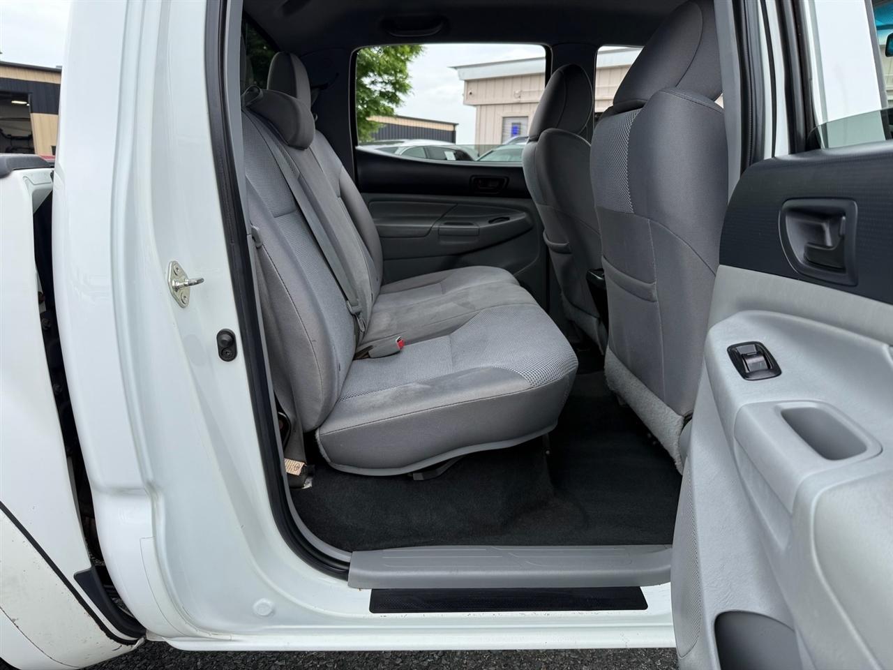 Toyota Tacoma 4WD Double Cab V6 AT (Natl) 2015