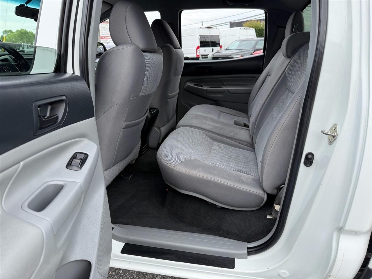 Toyota Tacoma 4WD Double Cab V6 AT (Natl) 2015