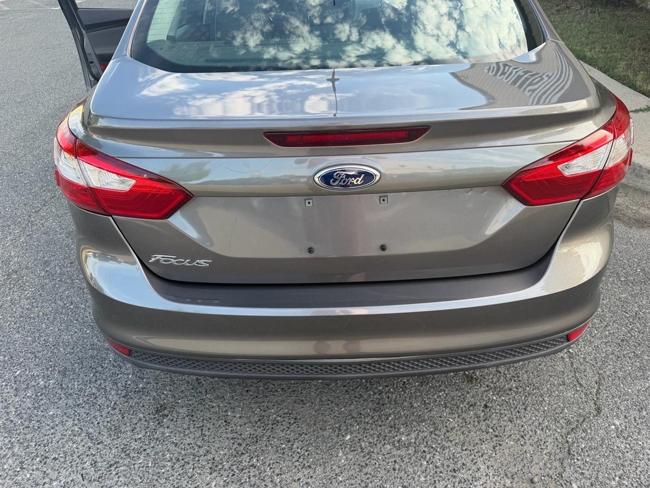 Ford Focus 4dr Sdn S 2014