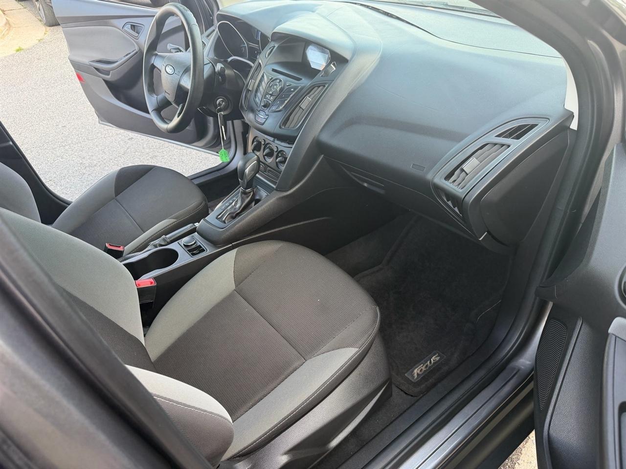 Ford Focus 4dr Sdn S 2014