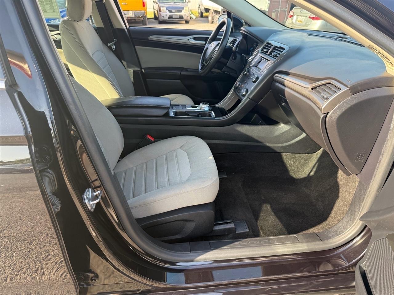Ford Fusion S FWD 2019