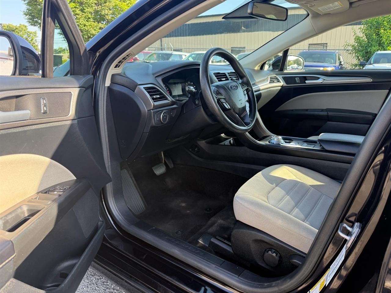 Ford Fusion S FWD 2019