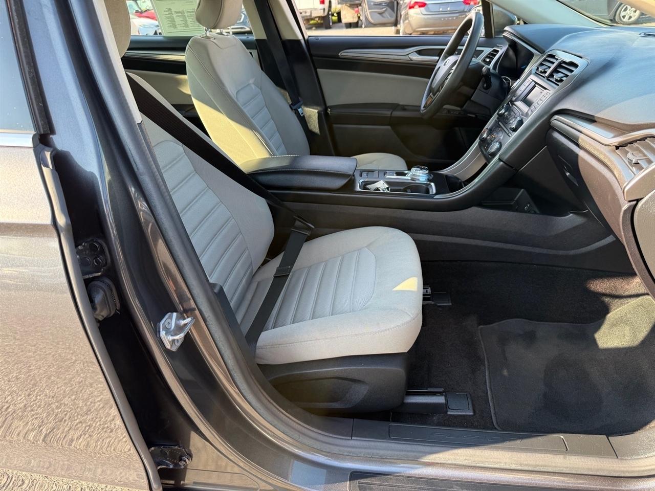 Ford Fusion S FWD 2017