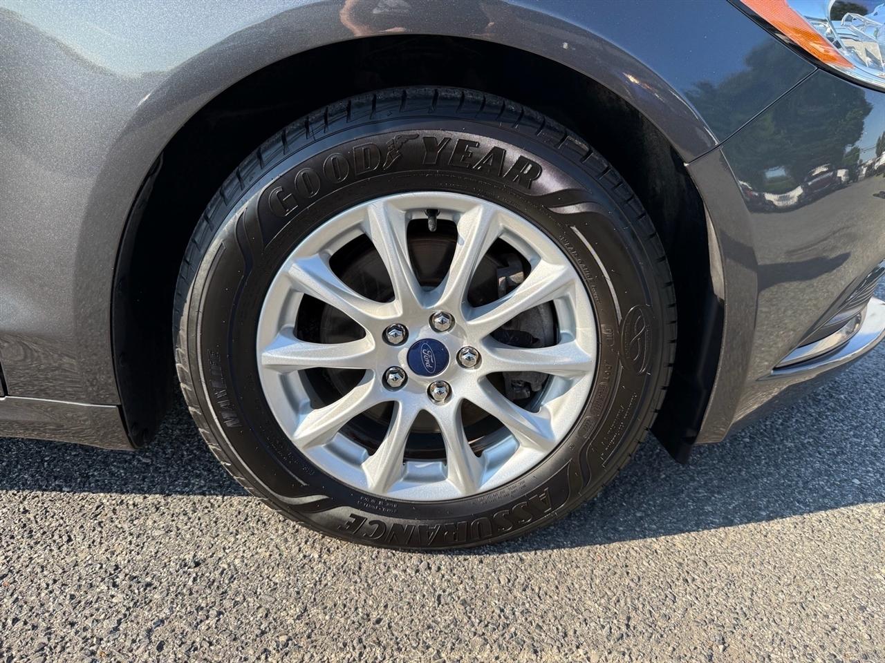 Ford Fusion S FWD 2017