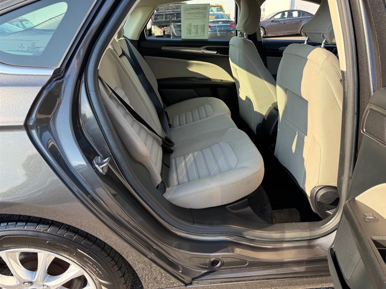 Ford Fusion S FWD 2017