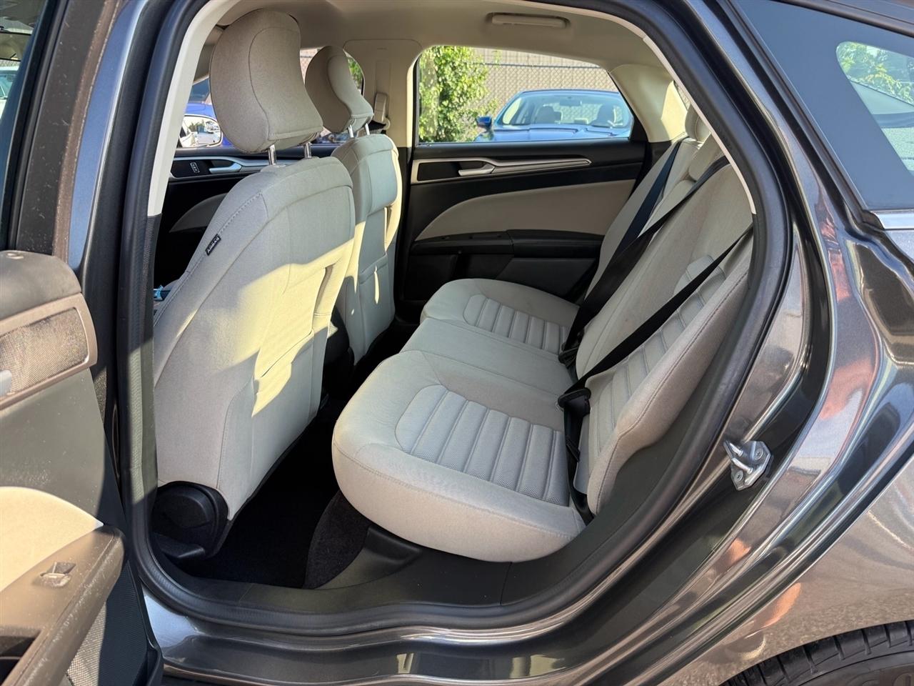 Ford Fusion S FWD 2017