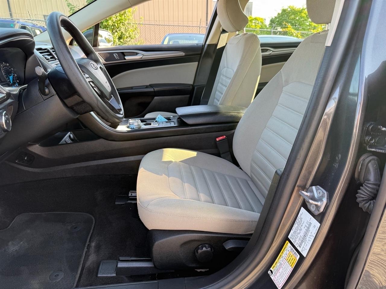 Ford Fusion S FWD 2017
