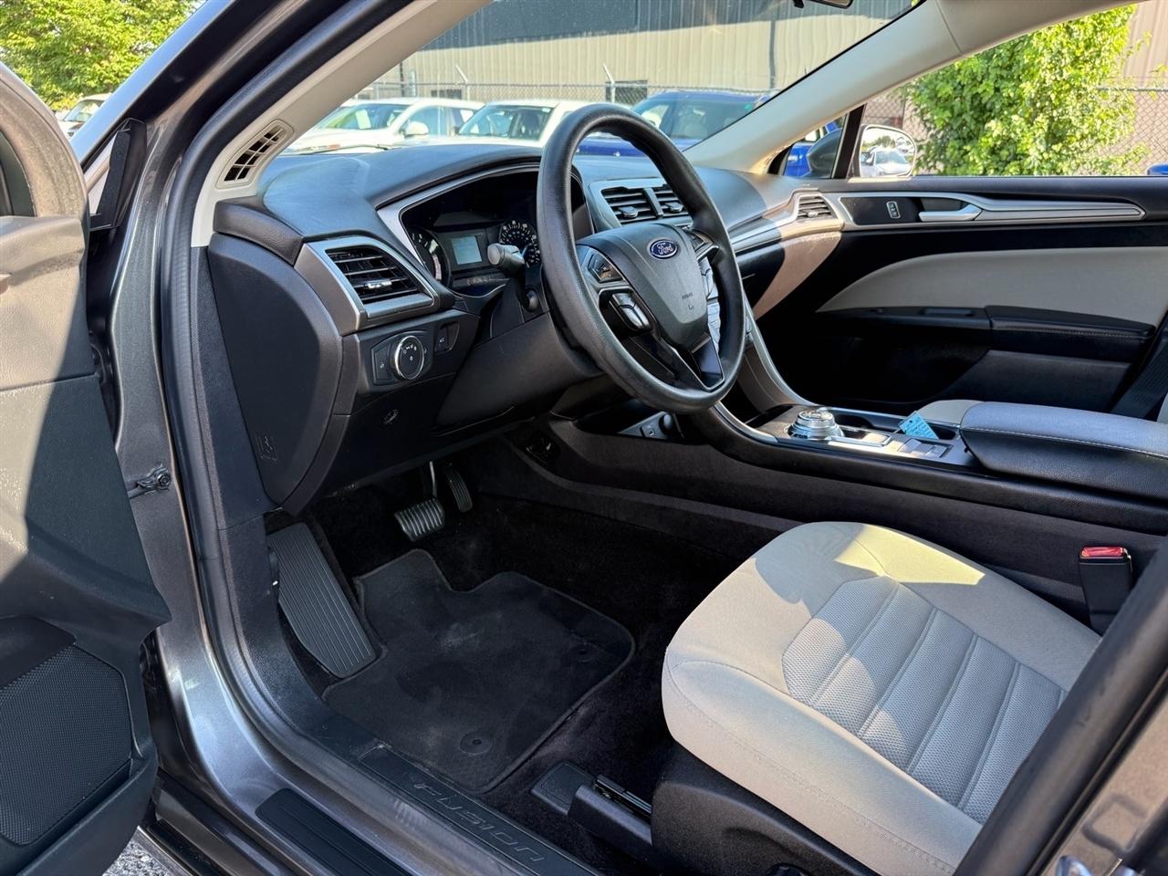Ford Fusion S FWD 2017