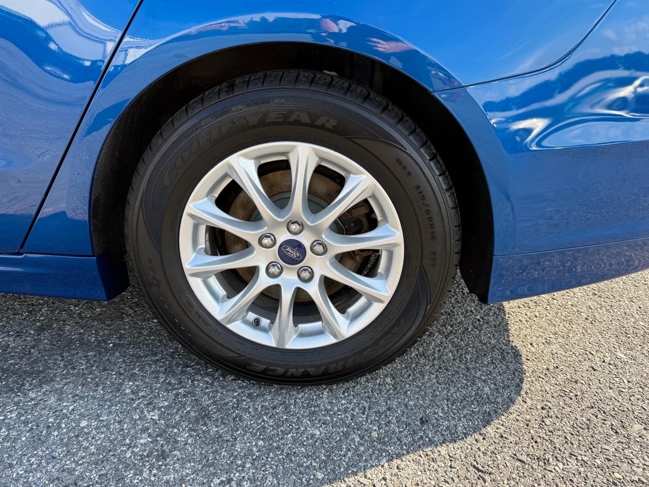 Ford Fusion S FWD 2017