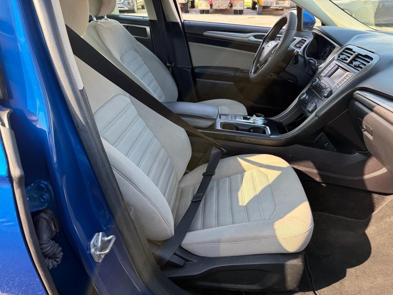 Ford Fusion S FWD 2017