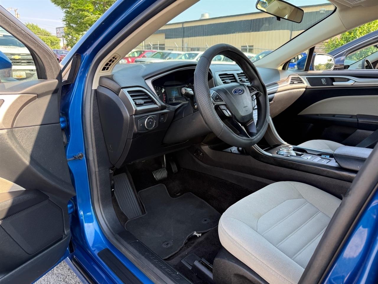 Ford Fusion S FWD 2017