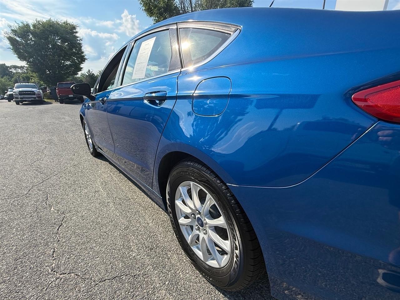 Ford Fusion S FWD 2017