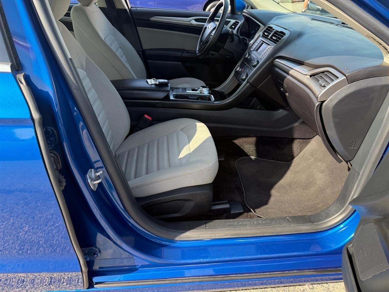 Ford Fusion S FWD 2017