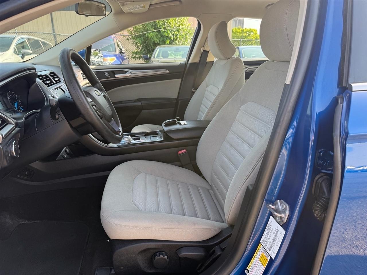 Ford Fusion S FWD 2017