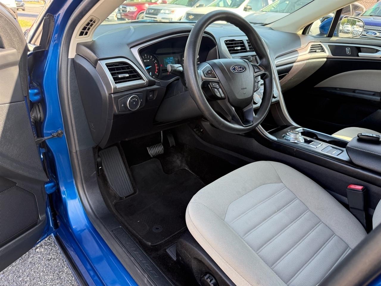 Ford Fusion S FWD 2017