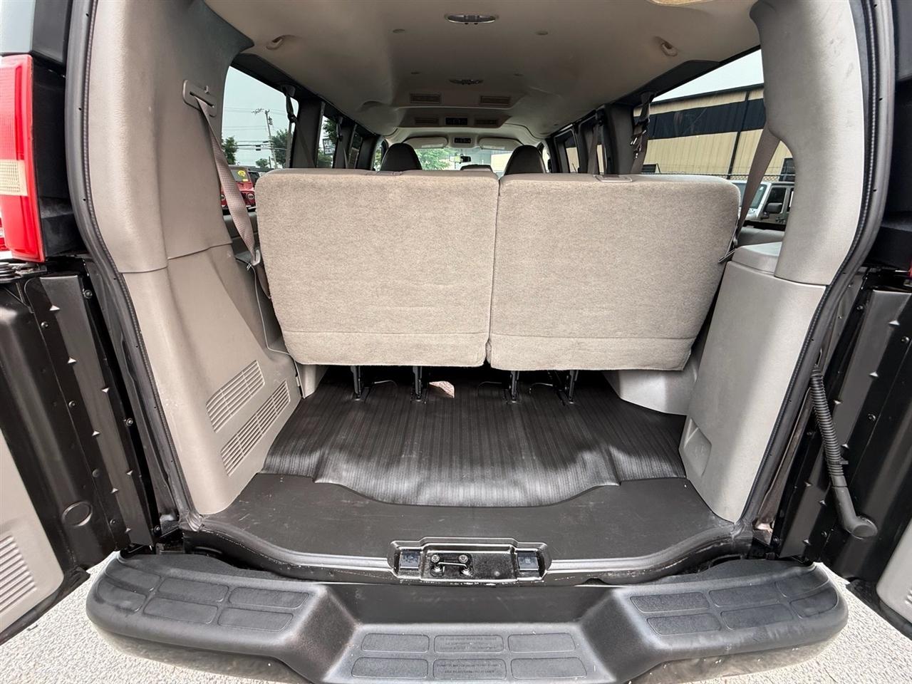 Chevrolet Express Passenger RWD 2500 135" LS 2014