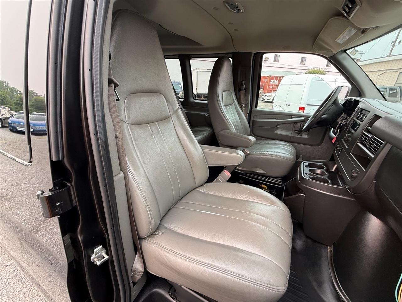 Chevrolet Express Passenger RWD 2500 135" LS 2014