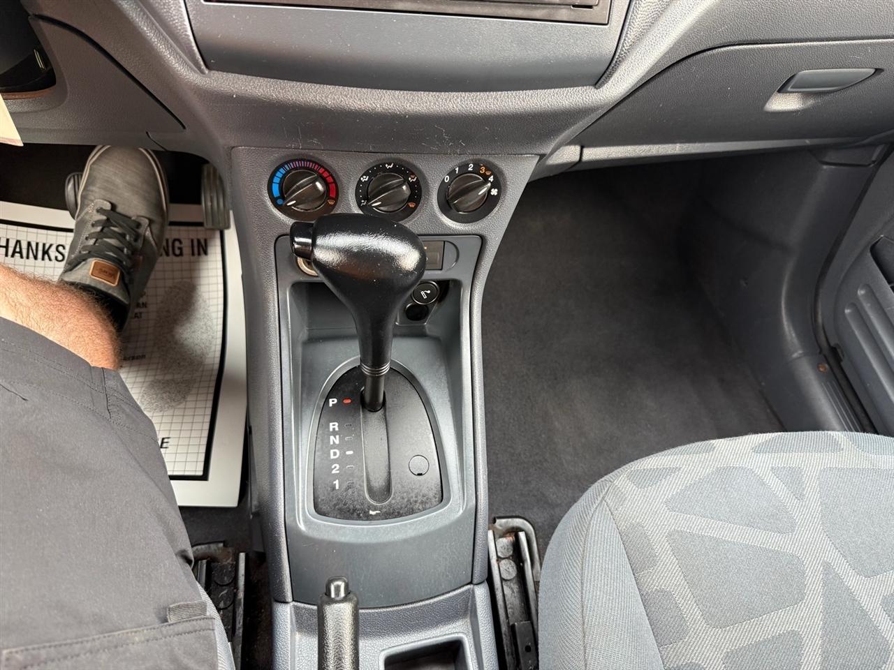 Ford Transit Connect 114.6" XL w/o side or rear door glass 2010