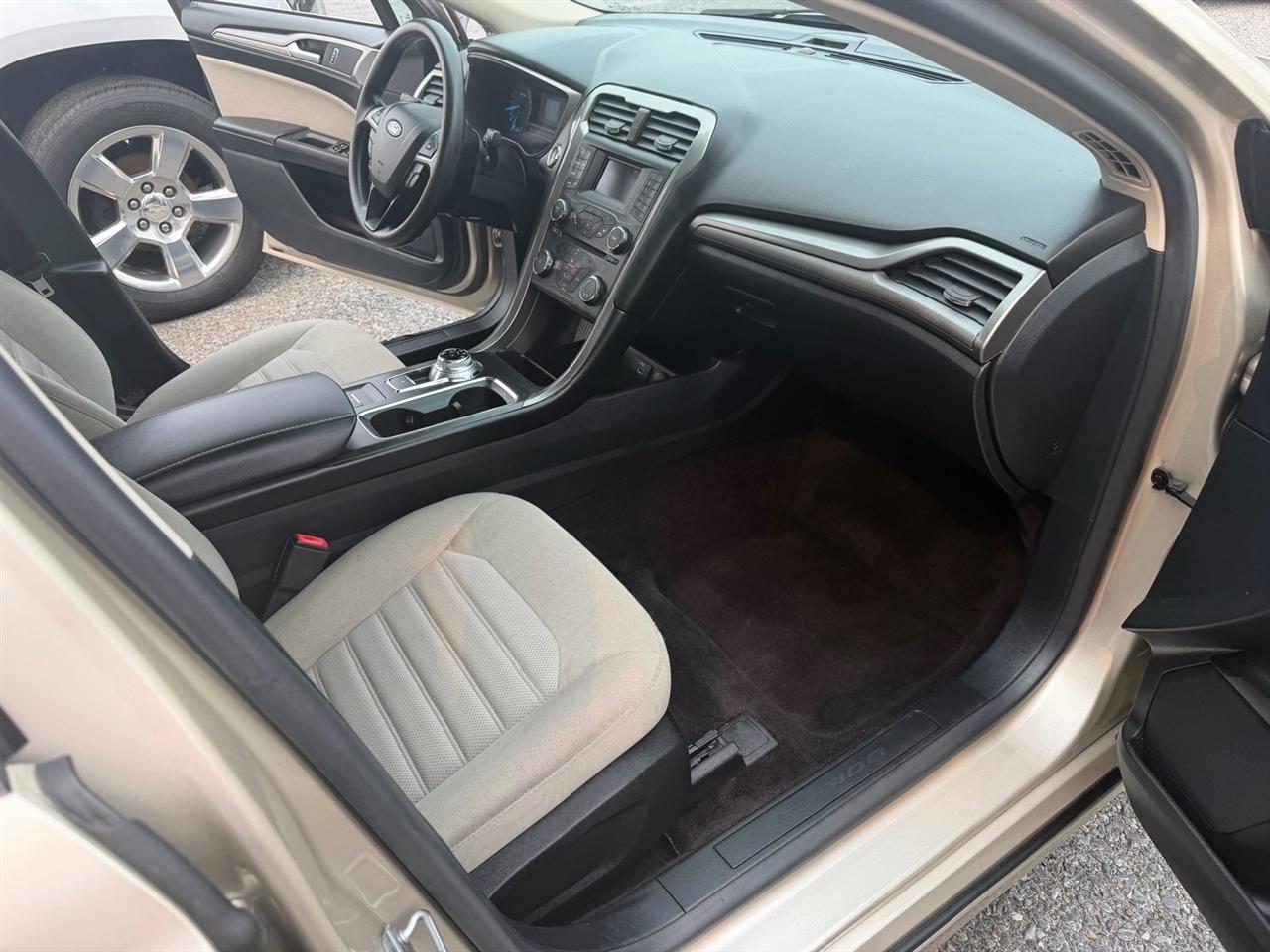 Ford Fusion S FWD 2017
