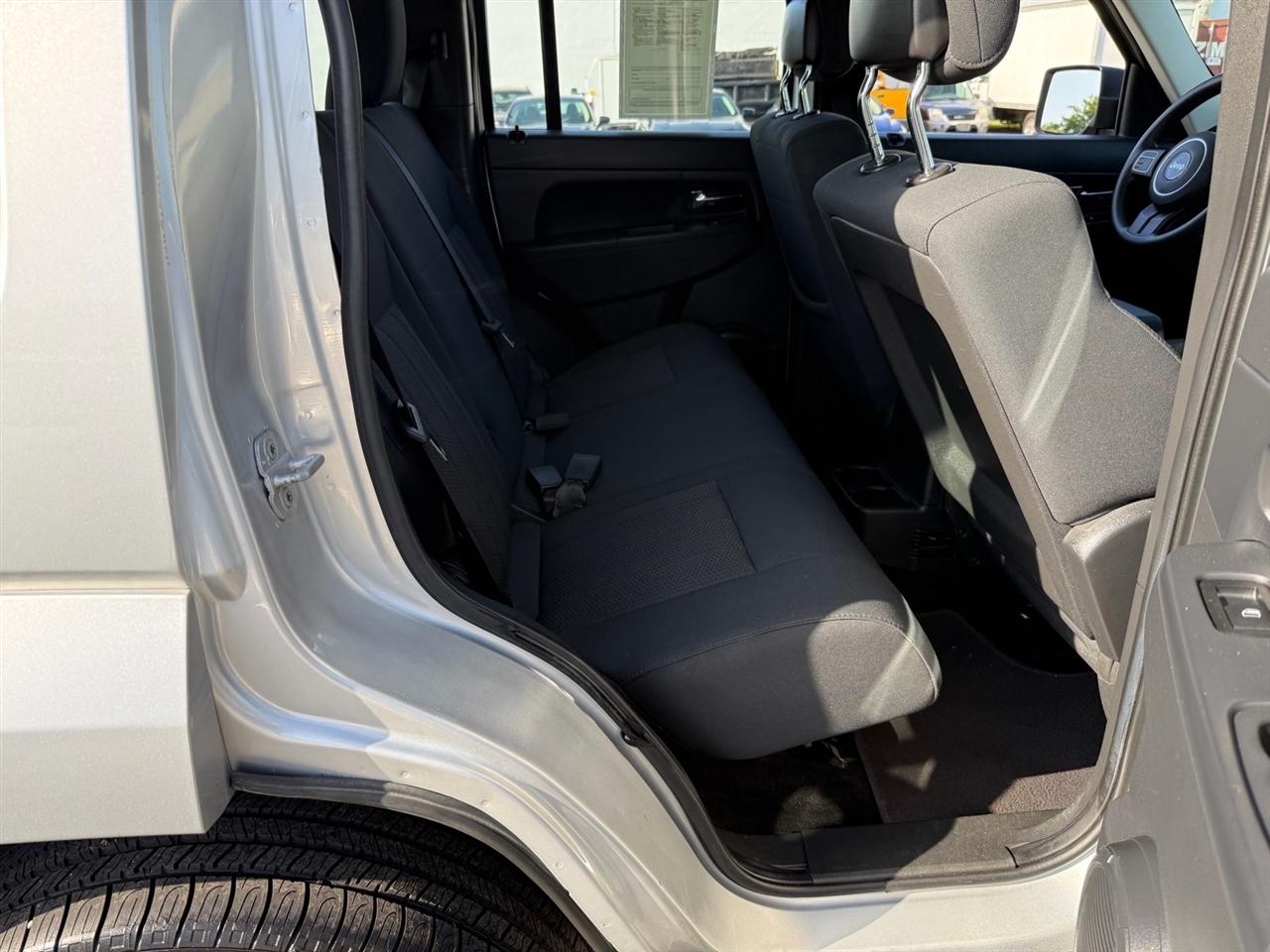 Jeep Liberty 4WD 4dr Sport 2012