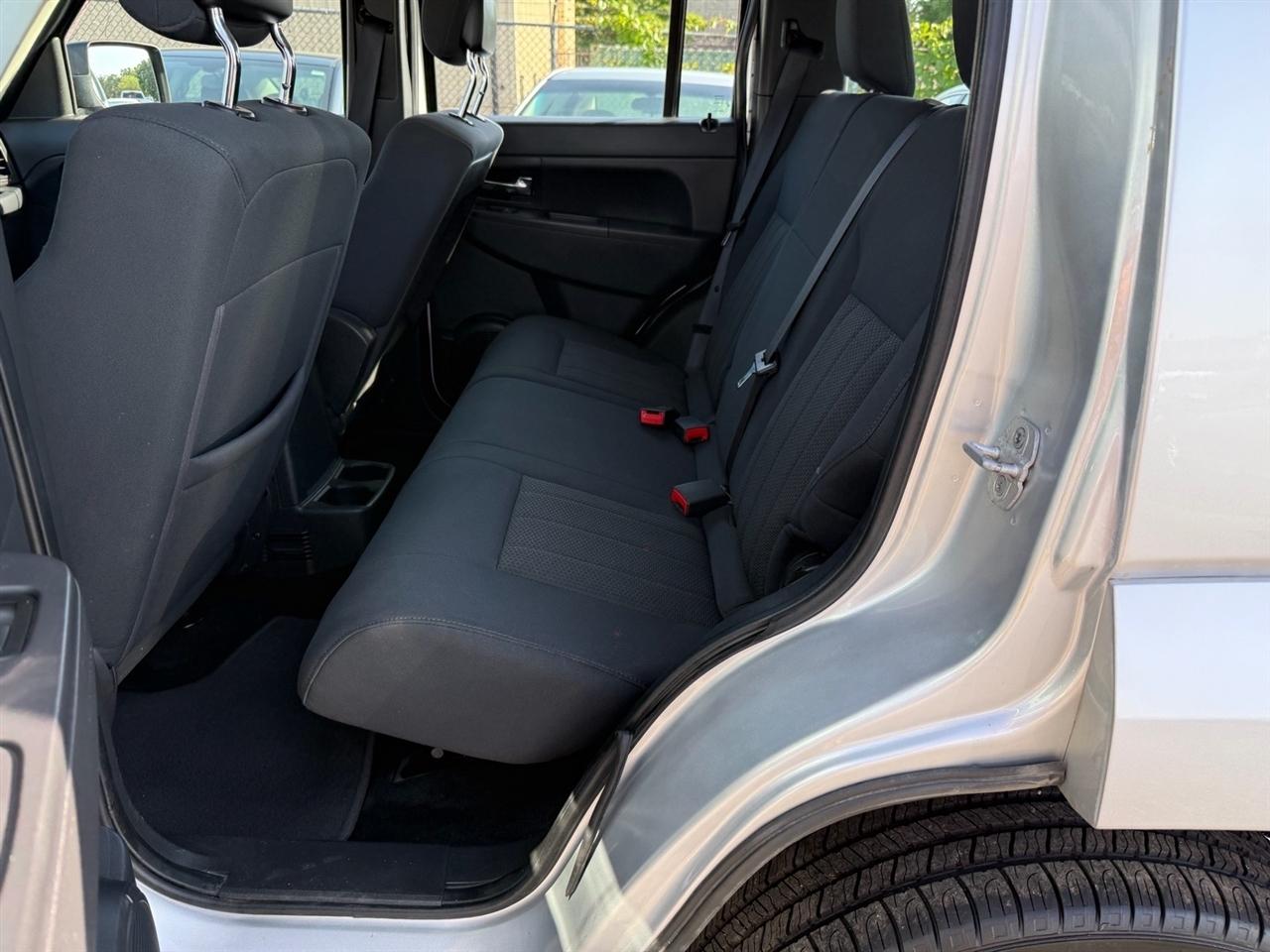 Jeep Liberty 4WD 4dr Sport 2012