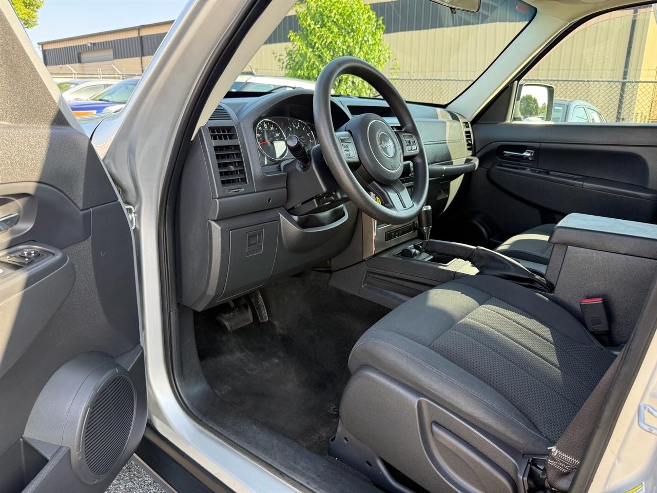 Jeep Liberty 4WD 4dr Sport 2012