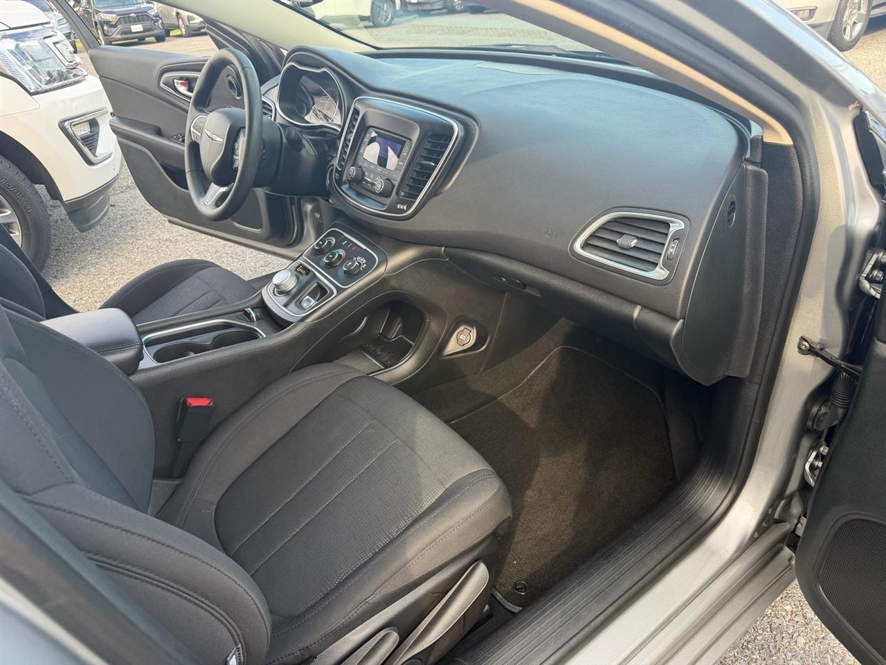 Chrysler 200 4dr Sdn LX FWD 2016
