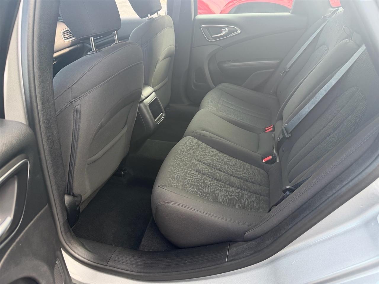 Chrysler 200 4dr Sdn LX FWD 2016