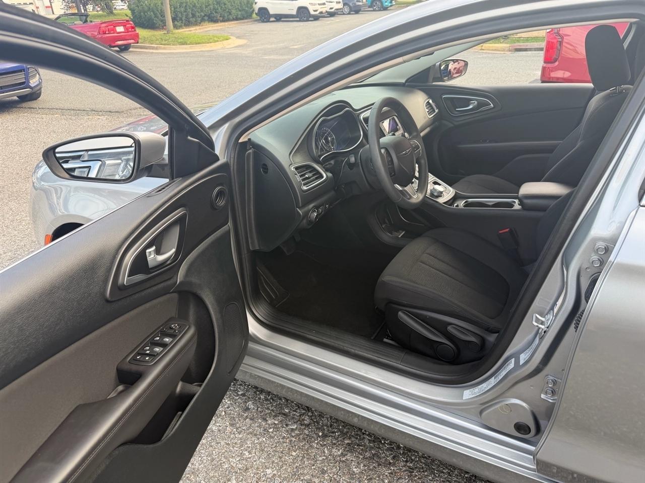 Chrysler 200 4dr Sdn LX FWD 2016
