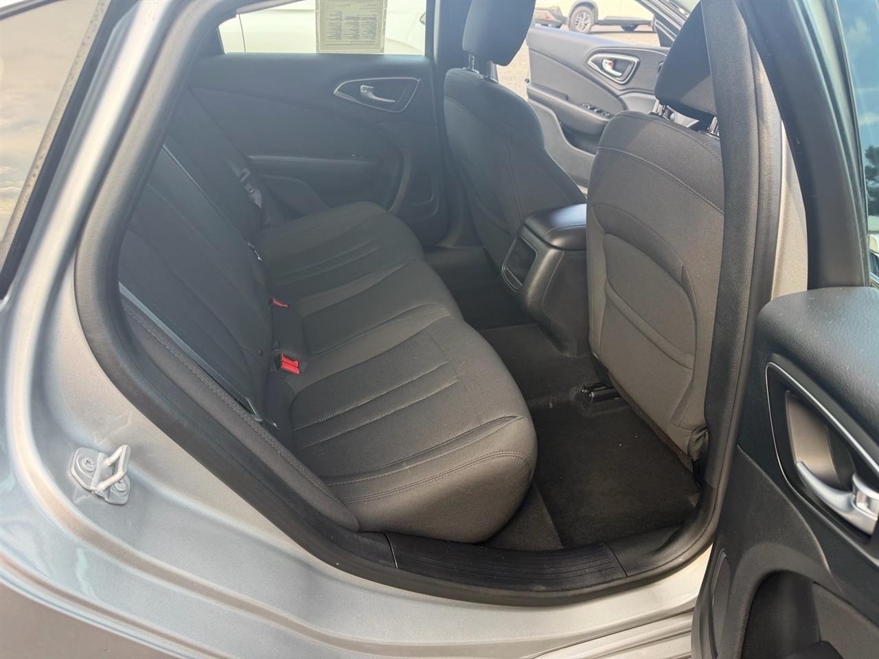Chrysler 200 4dr Sdn LX FWD 2016
