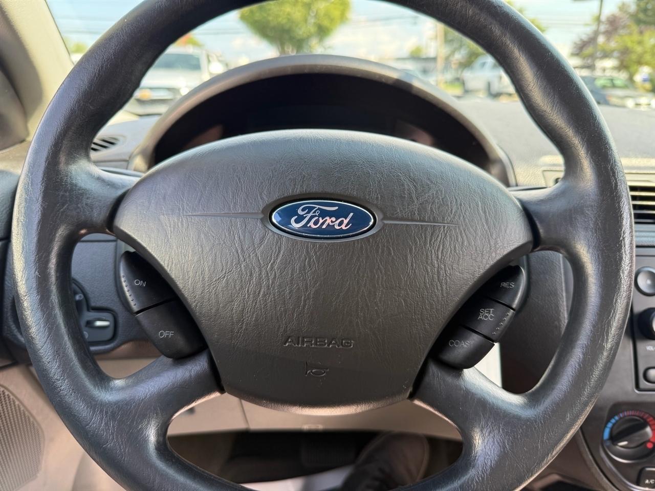 Ford Focus 4dr Sdn ZX4 SES 2006
