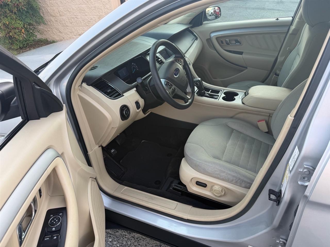 Ford Taurus SE FWD 2017