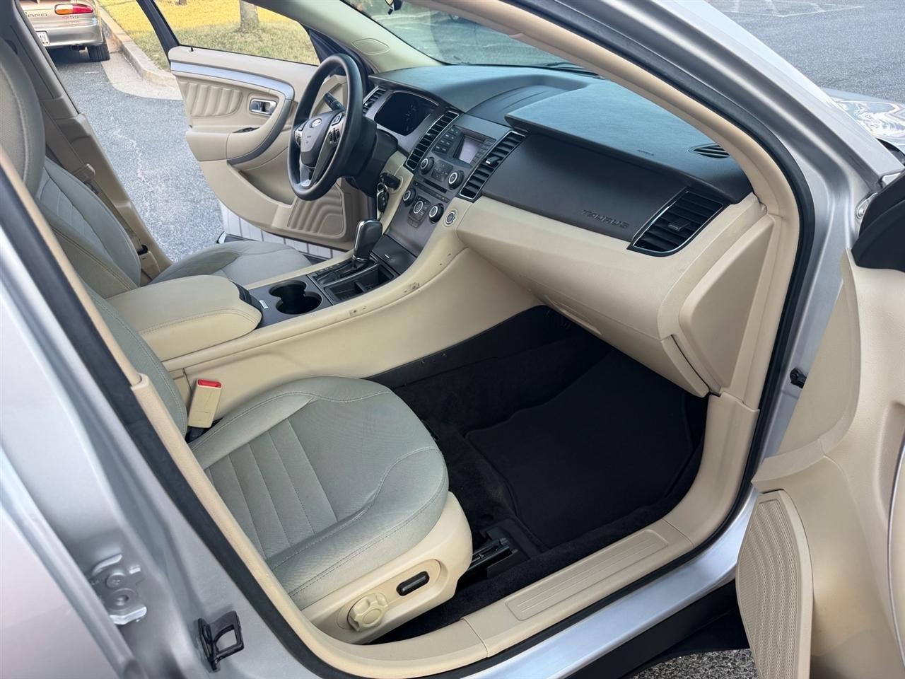 Ford Taurus SE FWD 2017