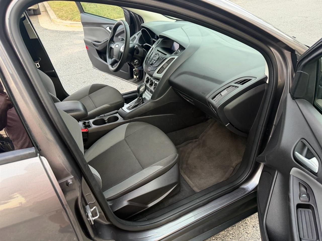 Ford Focus 4dr Sdn SE 2014