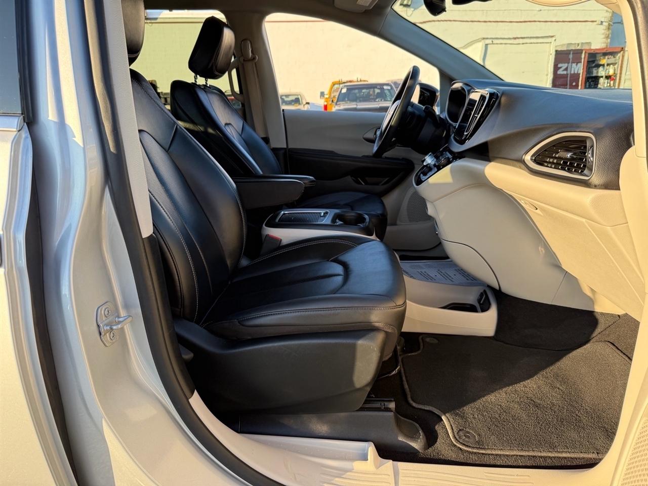 Chrysler Pacifica Touring L FWD 2024