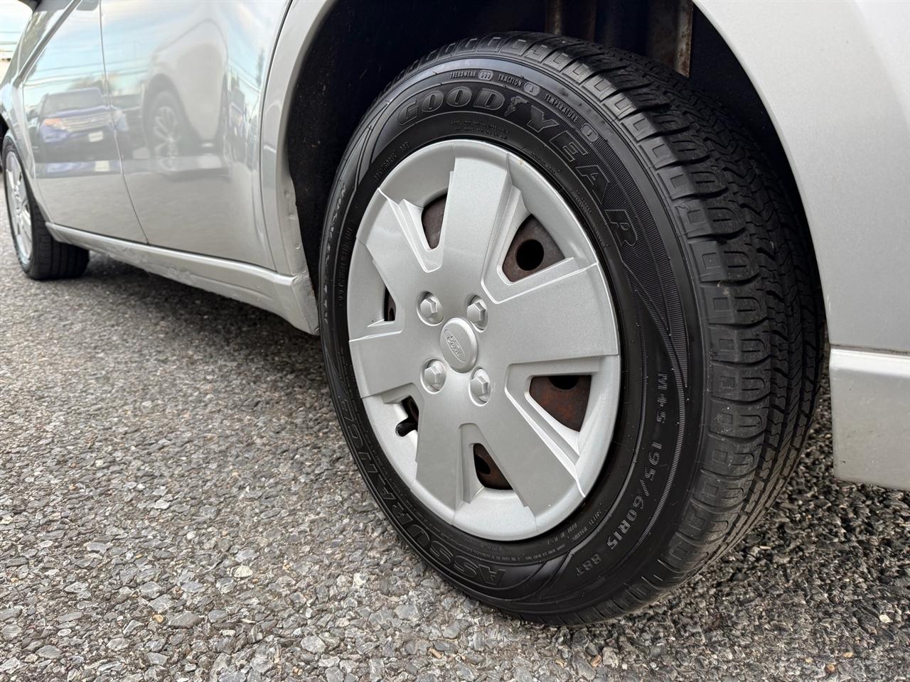 Ford Focus 4dr Sdn S 2009